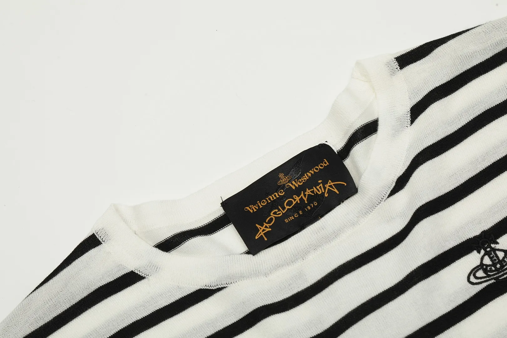 VIVI120S# vivienne west wood West Queen Vivienne Saturn new style thin sweater with striped cuff design Custom woven and dyed Welcome to compare the original version 16-needle German imported woven fabric Real silk-like texture 🧩 100% body wool blend 🧩 Correct Italian 🇮🇹100% wool washed wheat logo 🧩 Purchase the original version and open the real mold 🧩Original purchase records and comparison pictures can be provided. Place your order with confidence. 🧩No color difference in fixed and dyed colors. 🧩Instant sale of all Taobao 300+ versions. The quality of the purchasing agent is full of quality. It is definitely not a copywriter party. It is a real good product. The actual product far exceeds the budget. Size: S -M- L Color: White Black